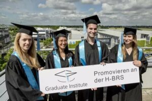 Absolventen der Hochschule Bonn-Rhein-Sieg. Seit 2022 darf auch hier promoviert werden